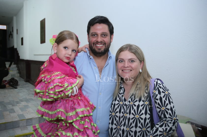 Pequeñas bailan en festival