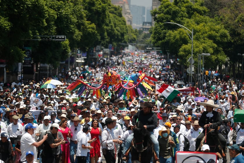 Defensores de tauromaquia y peleas de gallos marchan hasta Palacio Nacional