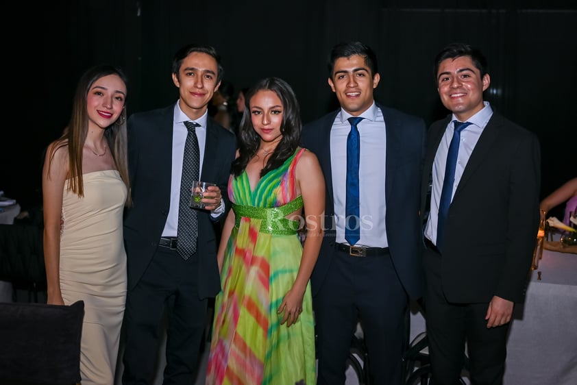 Festejan graduación