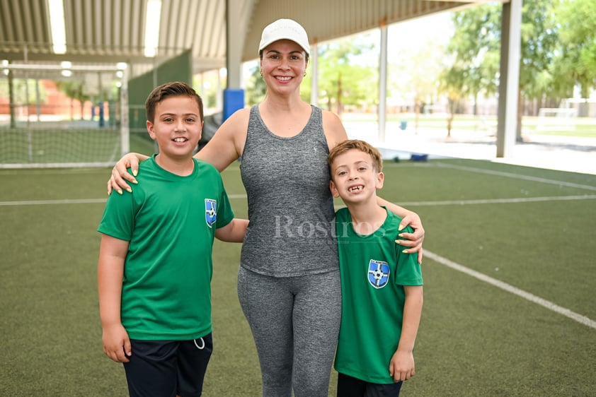 Niños disfrutan el verano