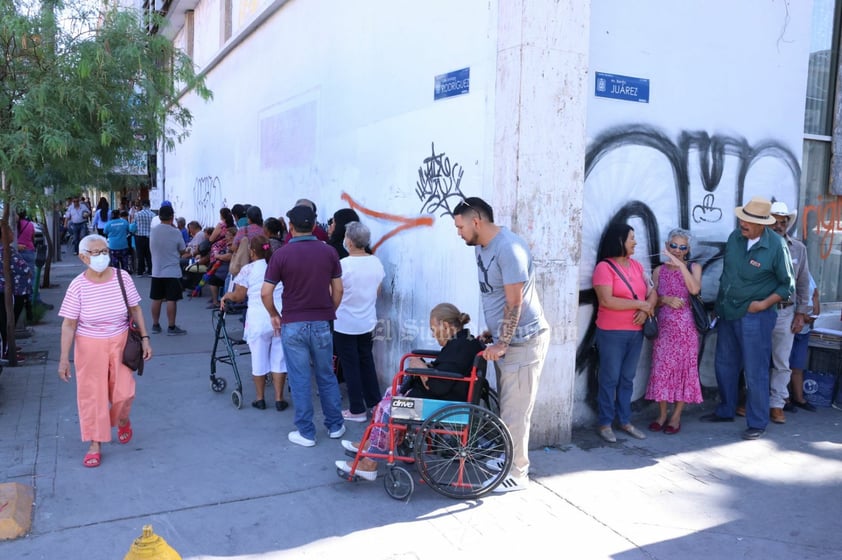 Nuevamente, la fila casi llega a la calle Acuña.