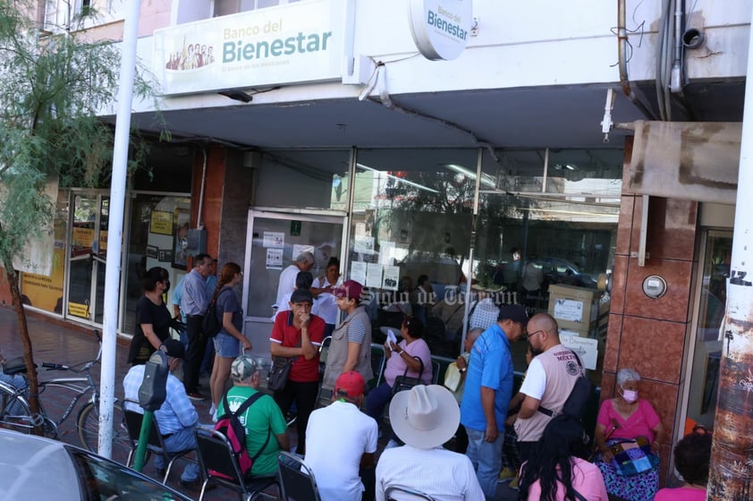 Los adultos mayores acuden por su pago del bimestre julio y agosto de la Pensión del Bienestar.