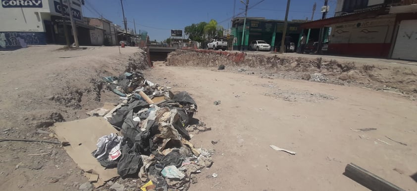 Sin trabajadores ni maquinaria en obra del Desnivel
En el lugar donde se construye el Desnivel 5 de Mayo no hay trabajadores a ninguna hora ni maquinaria. Luce abandonado y se acumula basura.