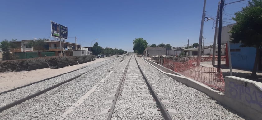 Todavía no pasa las vías del ferrocarril
Por este tramo, los niños y los adultos mayores transitan diariamente. No se nota el 75 % de avance en el lugar.