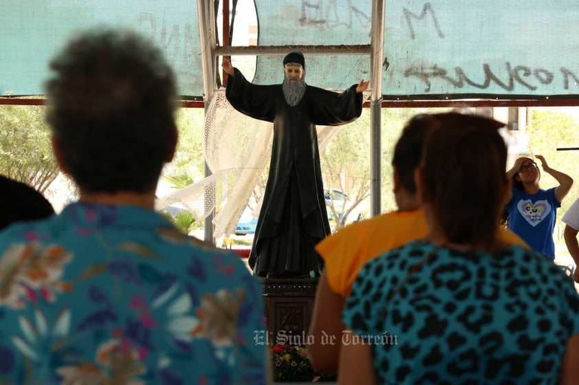 Ofrecen reliquia por San Charbel en Torreón; decenas de laguneros se dan cita