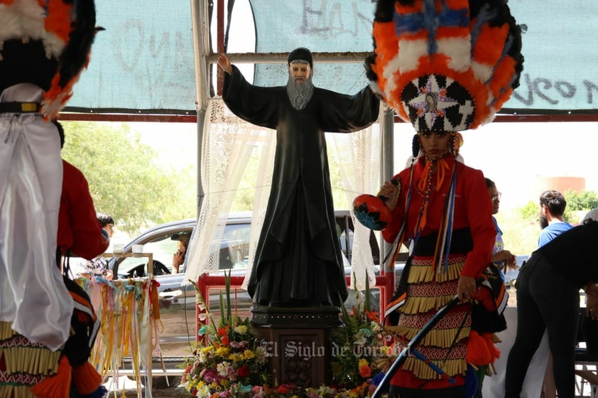 Ofrecen reliquia por San Charbel en Torreón; decenas de laguneros se dan cita