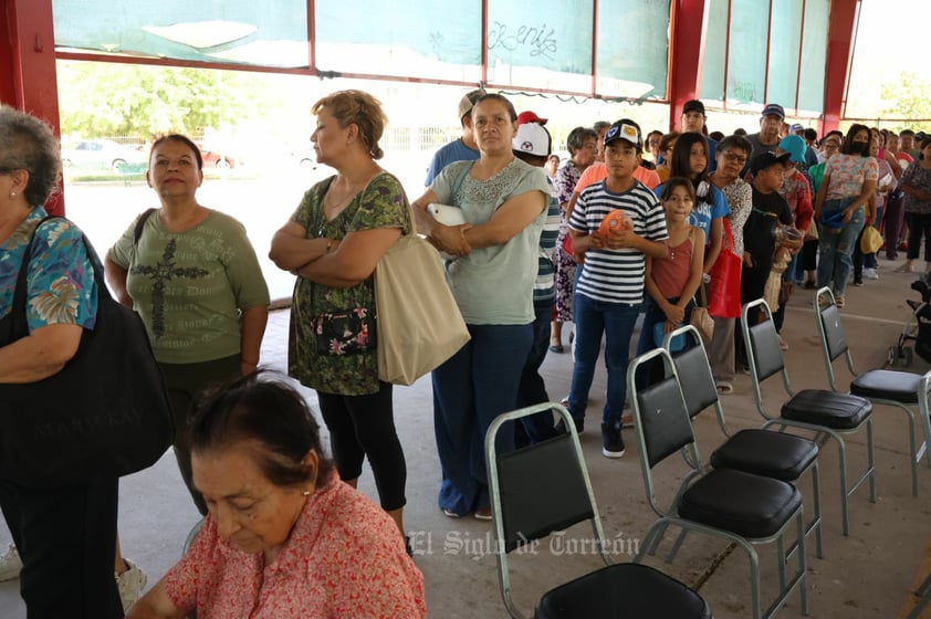 Ofrecen reliquia por San Charbel en Torreón; decenas de laguneros se dan cita