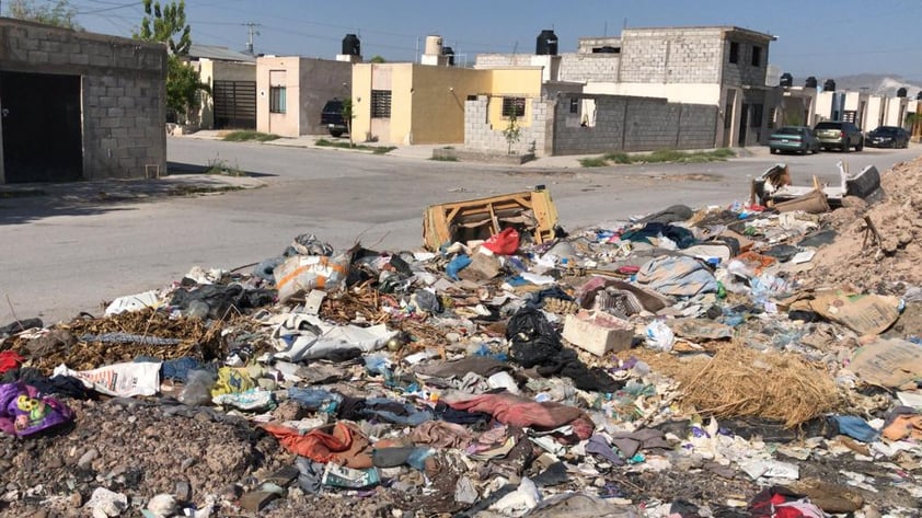 Tiradero frente a viviendas: Frente a las viviendas de la calzada Zaragoza, en la colonia Hacienda Santa María, se encuentra este enorme tiradero de basura.