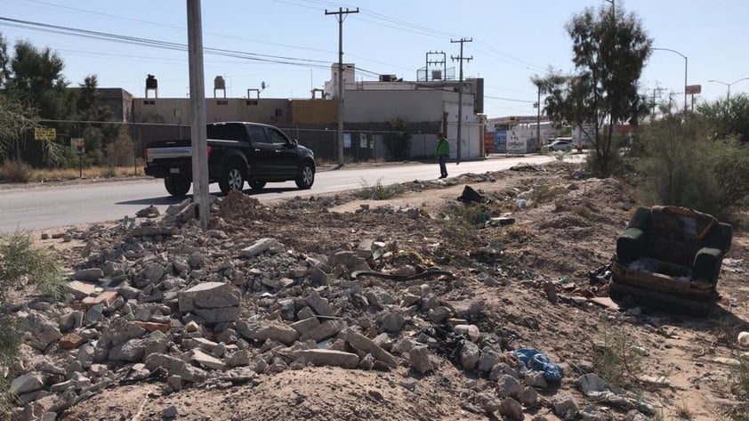 Vecinos usan terreno como basurero: En la prolongación Paseo del Tecnológico del fraccionamiento Quintas La Perla, se encuentra este enorme terreno que es utilizado como basurero público, incluso por los mismos vecinos de la zona.