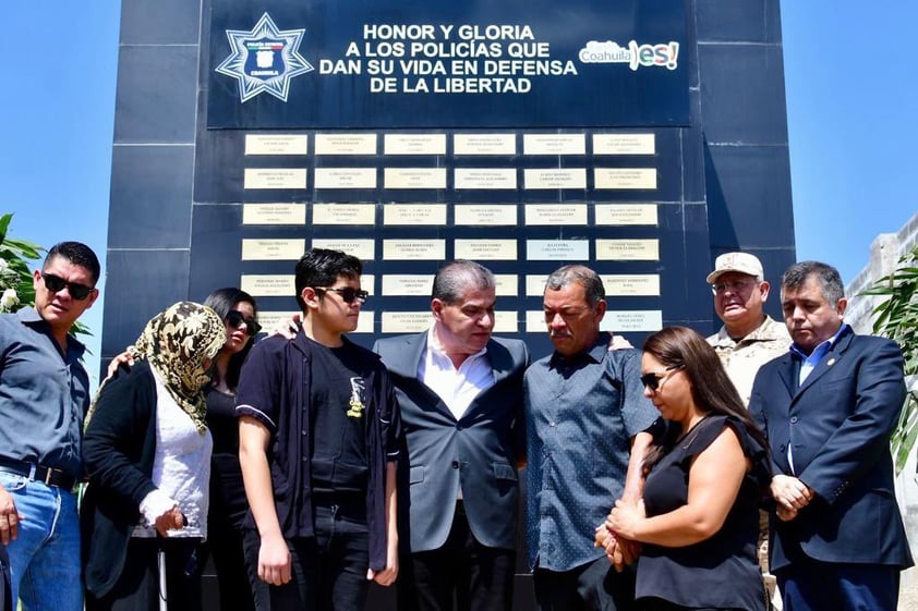 Rinden homenaje póstumo a oficiales caídos en cumplimiento de su deber en Coahuila