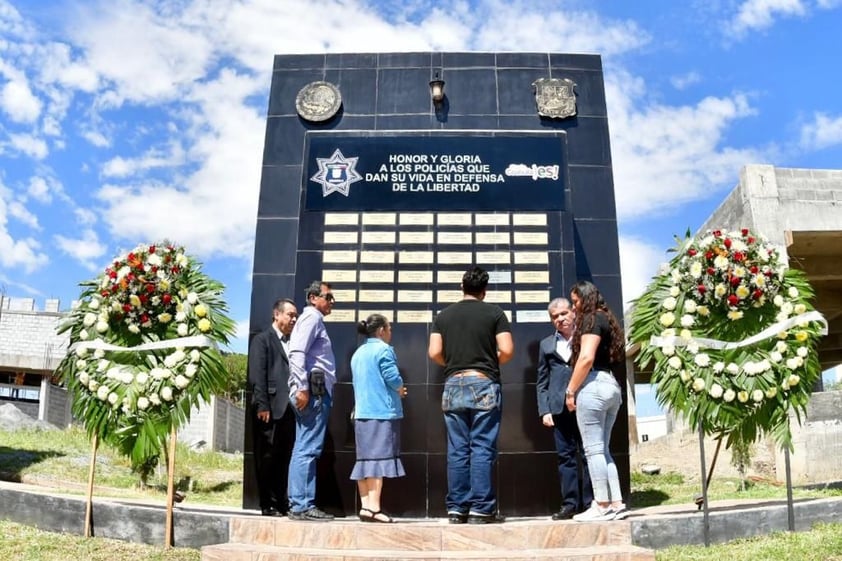 Rinden homenaje póstumo a oficiales caídos en cumplimiento de su deber en Coahuila