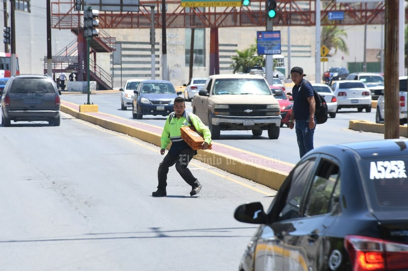 Diariamente, los peatones exponen su vida al cruzarlo. Cruzar el bulevar Miguel Alemán es un gran peligro porque los conductores circulan a alta velocidad en zona de hospitales, escuelas y espacios públicos, sin que existan tránsitos sobre esta vialidad, reductores de velocidad ni puentes peatonales que brinden alguna opción para cruzarlo sin riesgos.