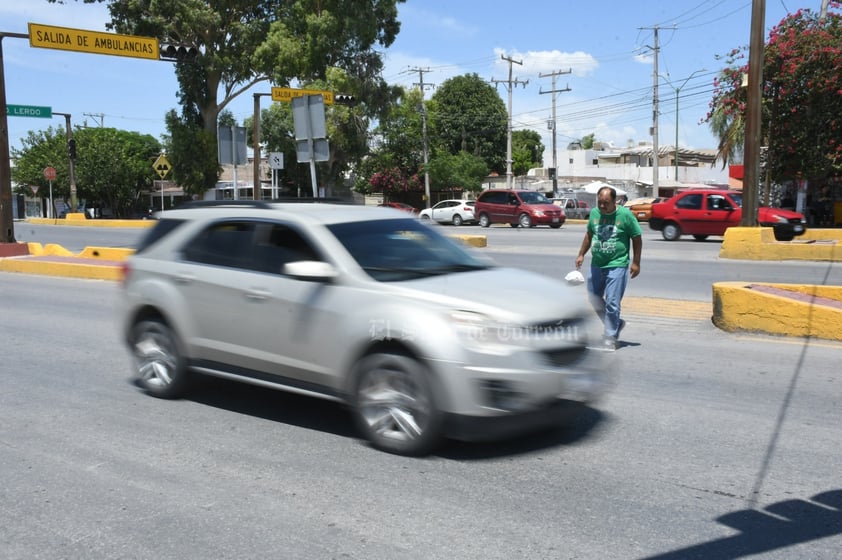 Varios carriles hay que cruzar en la zona. En la zona cruzan niños, jóvenes, adultos, adultos mayores y personas con problemas de movilidad, para quienes representa aún más riesgo cruzar hacia la zona de hospitales, a la Deportiva, o al área de Villa Jardín.