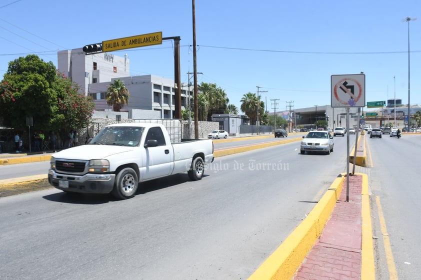 Claramente, no fue diseñada para cruzar. La vialidad tiene camellones muy angostos y altos e incluso tiene pequeñas bardas que dificultan el cruce de peatones. El problema es que si los peatones no lo hacen caminando, no tienen ninguna otra opción para cruzar.