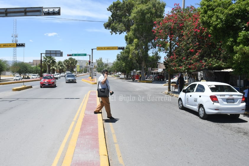 Gente cruza por donde mejor le parece. Un panorama común es ver gente cruzando de un lado a otro sin ningún orden, sin que haya un descanso en los camellones para el paso peatonal y sin que haya alguna autoridad vigilando que se respete el límite de velocidad.