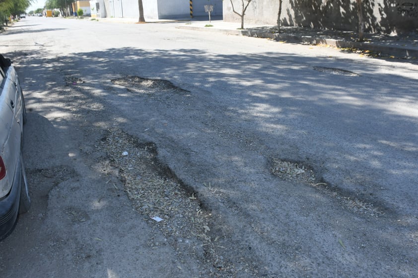 Zona de guerra.

Como zona de guerra luce la calle De los Sarapes y Del Aguaje. Automovilistas señalan que es imposible transitar por el lugar.