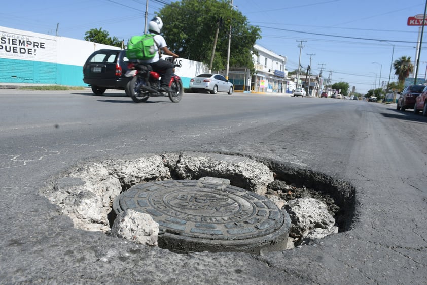 Transitada vialidad.

En la transitada calzada División del Norte, en el cruce con Guayas, se encuentra esta alcantarilla con el pavimento destruido a su alrededor.