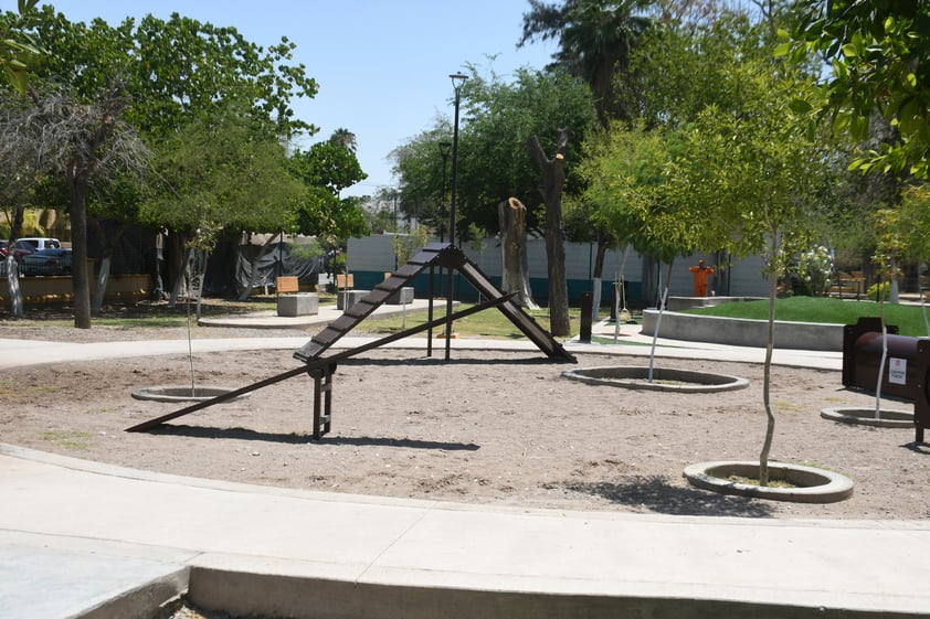 Bajo el sol.

Hace unos meses se inauguró el Parque Canino en la Alameda, un espacio para las mascotas totalmente expuesto al sol.