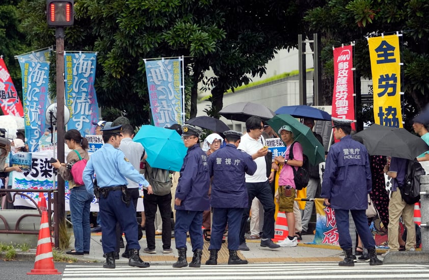 Protestan contra vertido de agua de Fukushima