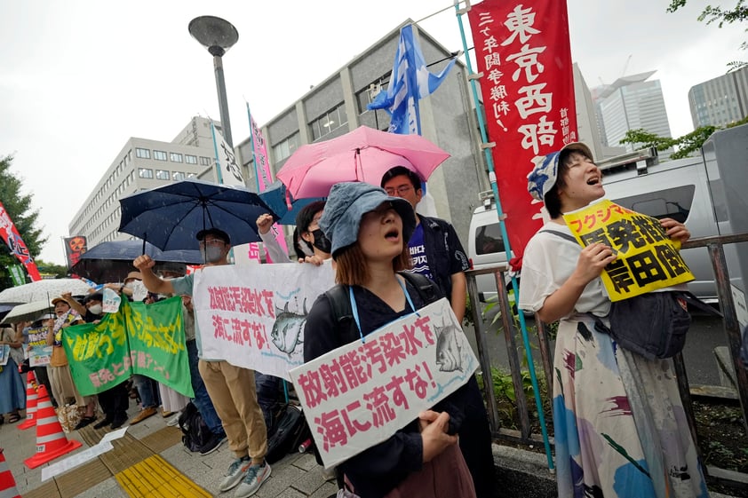 Protestan contra vertido de agua de Fukushima