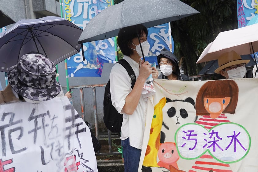 Protestan contra vertido de agua de Fukushima