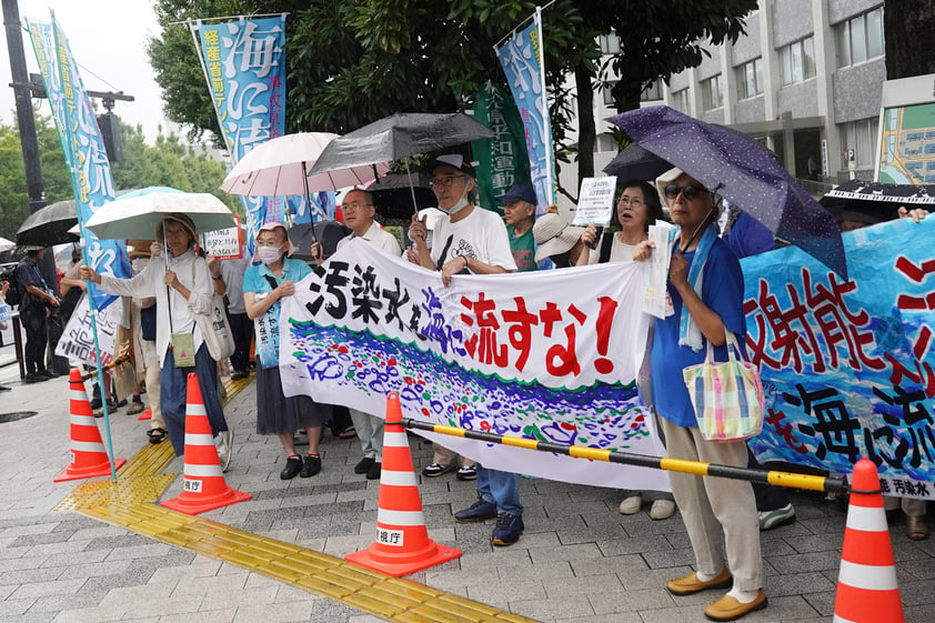 Protestan contra vertido de agua de Fukushima