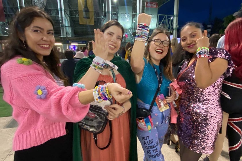 'Swifties' acuden al primer concierto de The Eras Tour en México