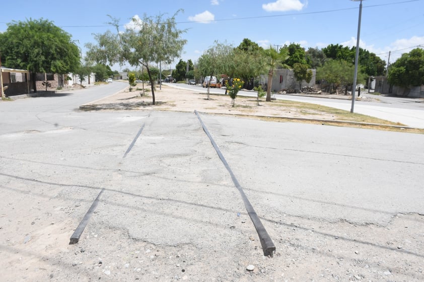 Dañado.

El pavimento luce dañado en algunos sectores. Vecinos denunciaron que el lugar es usado por motociclistas para realizar arrancones, poniendo en riesgo a los paseantes.