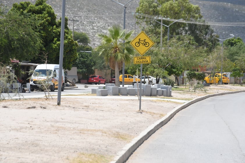 Sin carril.

Pese a la señalética que indica carril de ciclovía, en el pavimento no está delimitada tal vía.