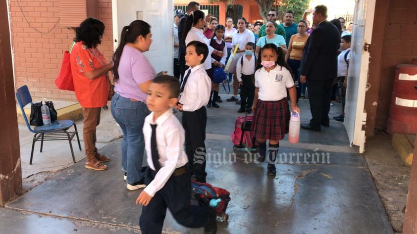 Este lunes 28 de agosto, inició el nuevo ciclo escolar 2023-2024 para más de 600 mil estudiantes de educación básica del estado de Coahuila. A la par, el gobernador de Durango dijo que iniciaron las clases 400 mil niños, niñas y adolescentes en su entidad, y que el día de hoy, tendrán sus nuevos libros de texto gratuitos.