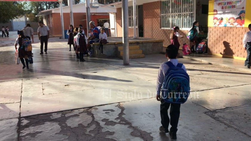 Este lunes 28 de agosto, inició el nuevo ciclo escolar 2023-2024 para más de 600 mil estudiantes de educación básica del estado de Coahuila. A la par, el gobernador de Durango dijo que iniciaron las clases 400 mil niños, niñas y adolescentes en su entidad, y que el día de hoy, tendrán sus nuevos libros de texto gratuitos.