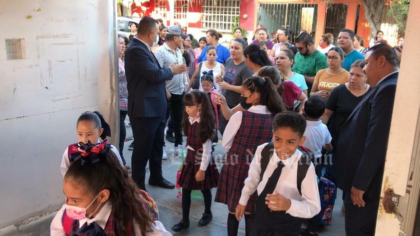 Este lunes 28 de agosto, inició el nuevo ciclo escolar 2023-2024 para más de 600 mil estudiantes de educación básica del estado de Coahuila. A la par, el gobernador de Durango dijo que iniciaron las clases 400 mil niños, niñas y adolescentes en su entidad, y que el día de hoy, tendrán sus nuevos libros de texto gratuitos.