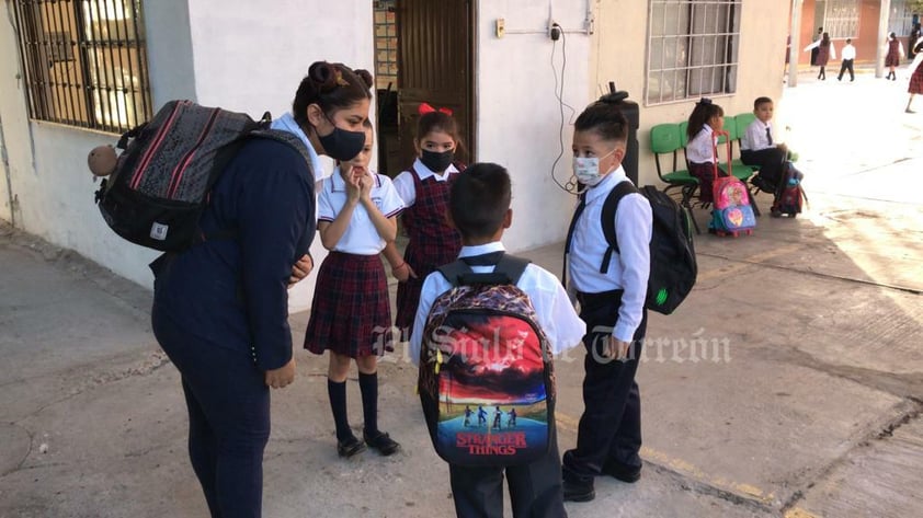 Este lunes 28 de agosto, inició el nuevo ciclo escolar 2023-2024 para más de 600 mil estudiantes de educación básica del estado de Coahuila. A la par, el gobernador de Durango dijo que iniciaron las clases 400 mil niños, niñas y adolescentes en su entidad, y que el día de hoy, tendrán sus nuevos libros de texto gratuitos.