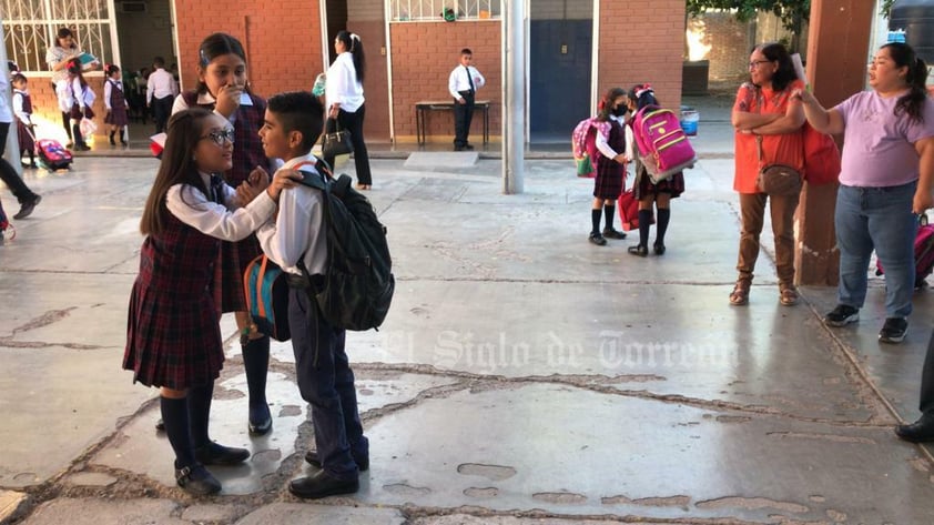 Este lunes 28 de agosto, inició el nuevo ciclo escolar 2023-2024 para más de 600 mil estudiantes de educación básica del estado de Coahuila. A la par, el gobernador de Durango dijo que iniciaron las clases 400 mil niños, niñas y adolescentes en su entidad, y que el día de hoy, tendrán sus nuevos libros de texto gratuitos.