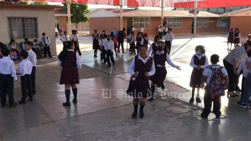 Este lunes 28 de agosto, inició el nuevo ciclo escolar 2023-2024 para más de 600 mil estudiantes de educación básica del estado de Coahuila. A la par, el gobernador de Durango dijo que iniciaron las clases 400 mil niños, niñas y adolescentes en su entidad, y que el día de hoy, tendrán sus nuevos libros de texto gratuitos.