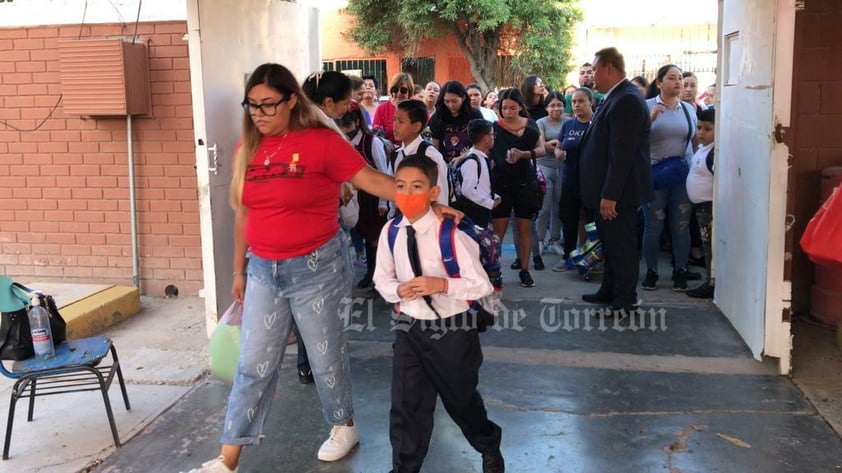 Este lunes 28 de agosto, inició el nuevo ciclo escolar 2023-2024 para más de 600 mil estudiantes de educación básica del estado de Coahuila. A la par, el gobernador de Durango dijo que iniciaron las clases 400 mil niños, niñas y adolescentes en su entidad, y que el día de hoy, tendrán sus nuevos libros de texto gratuitos.