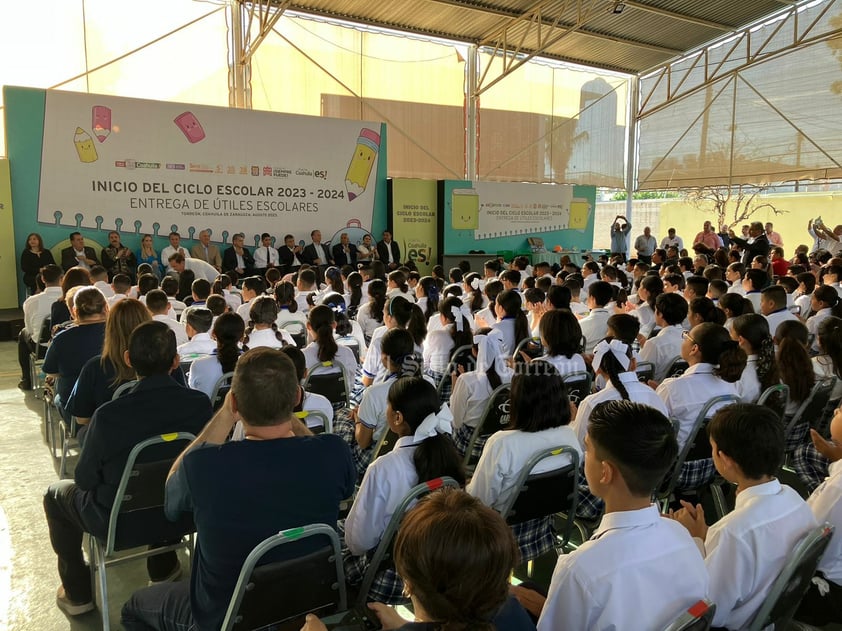 Este lunes 28 de agosto, inició el nuevo ciclo escolar 2023-2024 para más de 600 mil estudiantes de educación básica del estado de Coahuila. A la par, el gobernador de Durango dijo que iniciaron las clases 400 mil niños, niñas y adolescentes en su entidad, y que el día de hoy, tendrán sus nuevos libros de texto gratuitos.