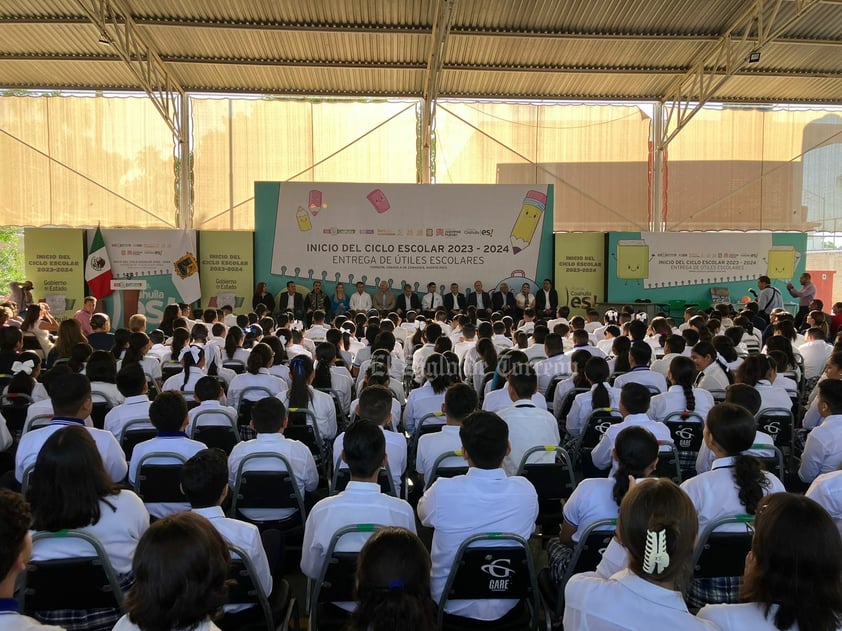 Este lunes 28 de agosto, inició el nuevo ciclo escolar 2023-2024 para más de 600 mil estudiantes de educación básica del estado de Coahuila. A la par, el gobernador de Durango dijo que iniciaron las clases 400 mil niños, niñas y adolescentes en su entidad, y que el día de hoy, tendrán sus nuevos libros de texto gratuitos.