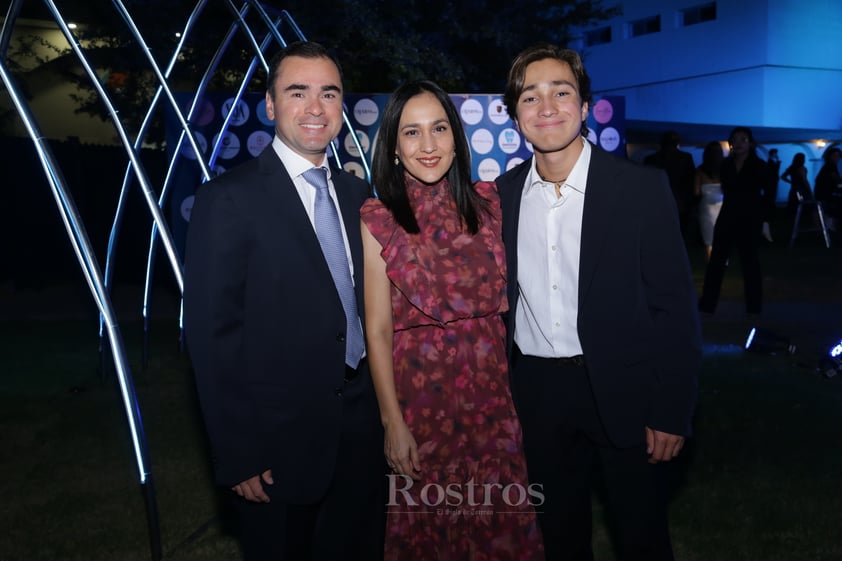 Luis Olivares, Paty Reyes y Luis Olivares jr.