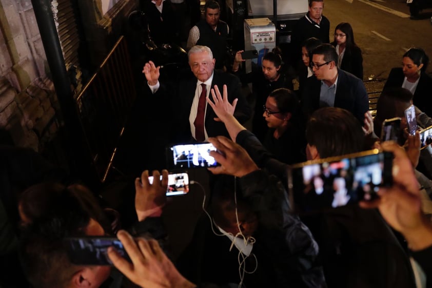 López Obrador entrega bastón de mando a Claudia Sheinbaum