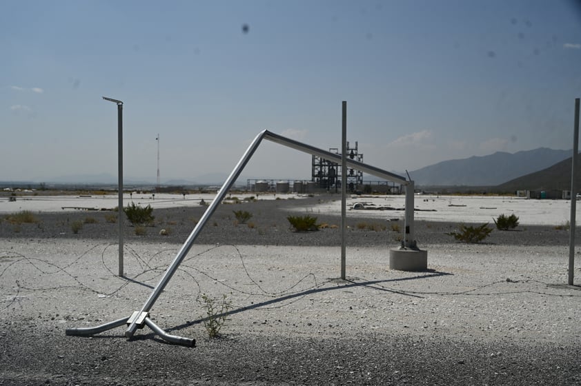 Rapiña:
Había 40 postes de alumbrado que fueron cortados en la base para robar las lámparas de tecnología tipo LED del interior, los delincuentes también abrieron zanjas para llevarse el cableado subterráneo.