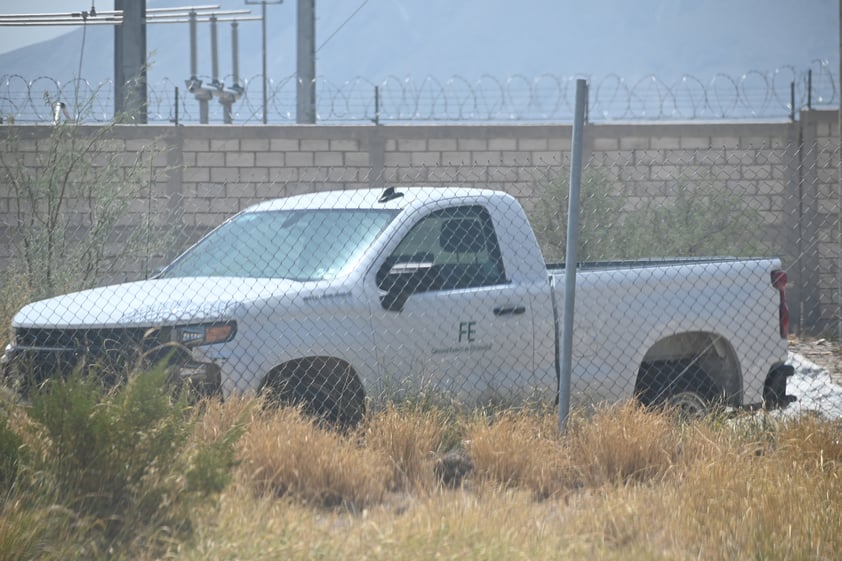 Secuestrada:
En el lugar se encuentra una camioneta de la Comisión Federal de Electricidad (CFE) que entró a dar mantenimiento a las cuchillas pero ya no se le permitió salir del predio por parte del Frente Unido; tiene ahí tres años.