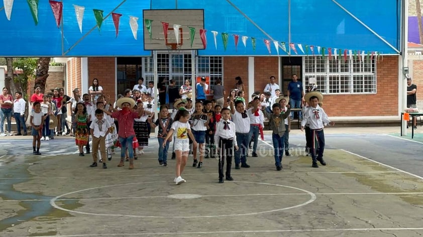 Con gran regocijo, cientos de escuelas de educación básica de la región Lagunera celebraron este viernes 15 de septiembre el Grito de Independencia, uno de los eventos históricos más importantes de nuestro país, pues marca la lucha por la Independencia de México.