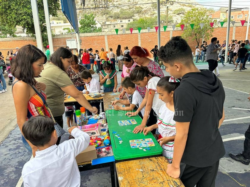 Con gran regocijo, cientos de escuelas de educación básica de la región Lagunera celebraron este viernes 15 de septiembre el Grito de Independencia, uno de los eventos históricos más importantes de nuestro país, pues marca la lucha por la Independencia de México.