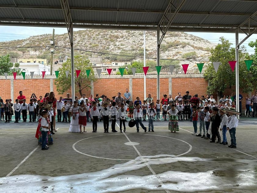 Con gran regocijo, cientos de escuelas de educación básica de la región Lagunera celebraron este viernes 15 de septiembre el Grito de Independencia, uno de los eventos históricos más importantes de nuestro país, pues marca la lucha por la Independencia de México.