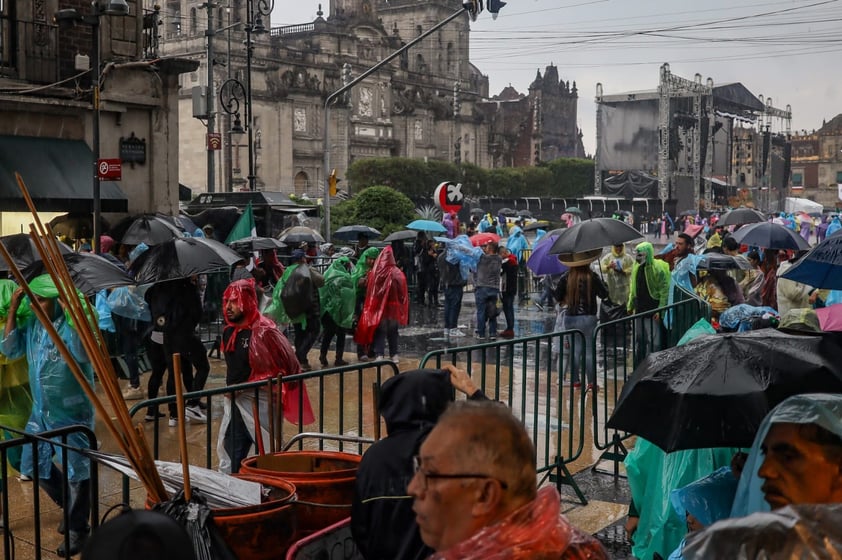 López Obrador conmemora el Grito de Independencia ante un Zócalo lleno