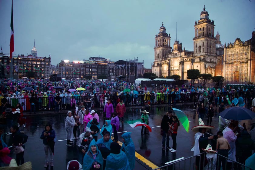 López Obrador conmemora el Grito de Independencia ante un Zócalo lleno