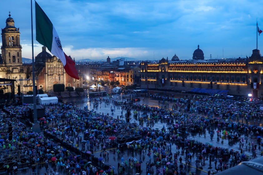 López Obrador conmemora el Grito de Independencia ante un Zócalo lleno