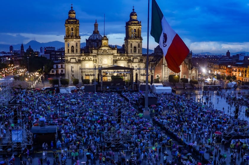 López Obrador conmemora el Grito de Independencia ante un Zócalo lleno