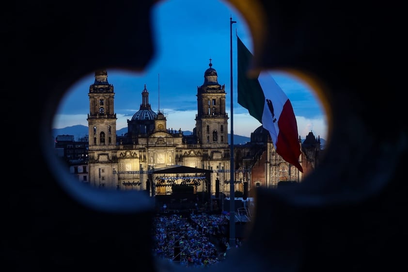 López Obrador conmemora el Grito de Independencia ante un Zócalo lleno